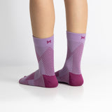 Meias de compressão de cano curto/médio para mulher, na cor rosa. Estas meias são indicadas para desporto, como corrida ou caminhada intensa, e ajudam no inchaço das pernas e pés, e na circulação do sangue.