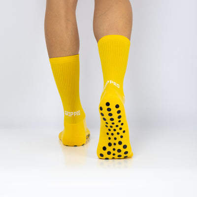 Meias com antiderrapante (grip), na cor amarelo, para desporto como o futebol ou futsal..