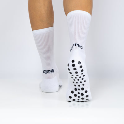 Meias com antiderrapante (grip), na cor branco, para desporto como o futebol ou futsal..