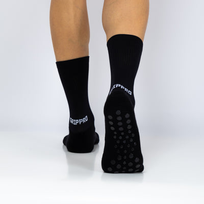 Meias com antiderrapante (grip), na cor preta, para desporto como o futebol ou futsal.