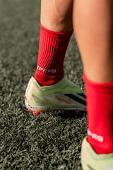 Meias com antiderrapante (grip), na cor vermelho, para desporto como o futebol ou futsal..