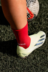 Meias com antiderrapante (grip), na cor vermelho, para desporto como o futebol ou futsal..
