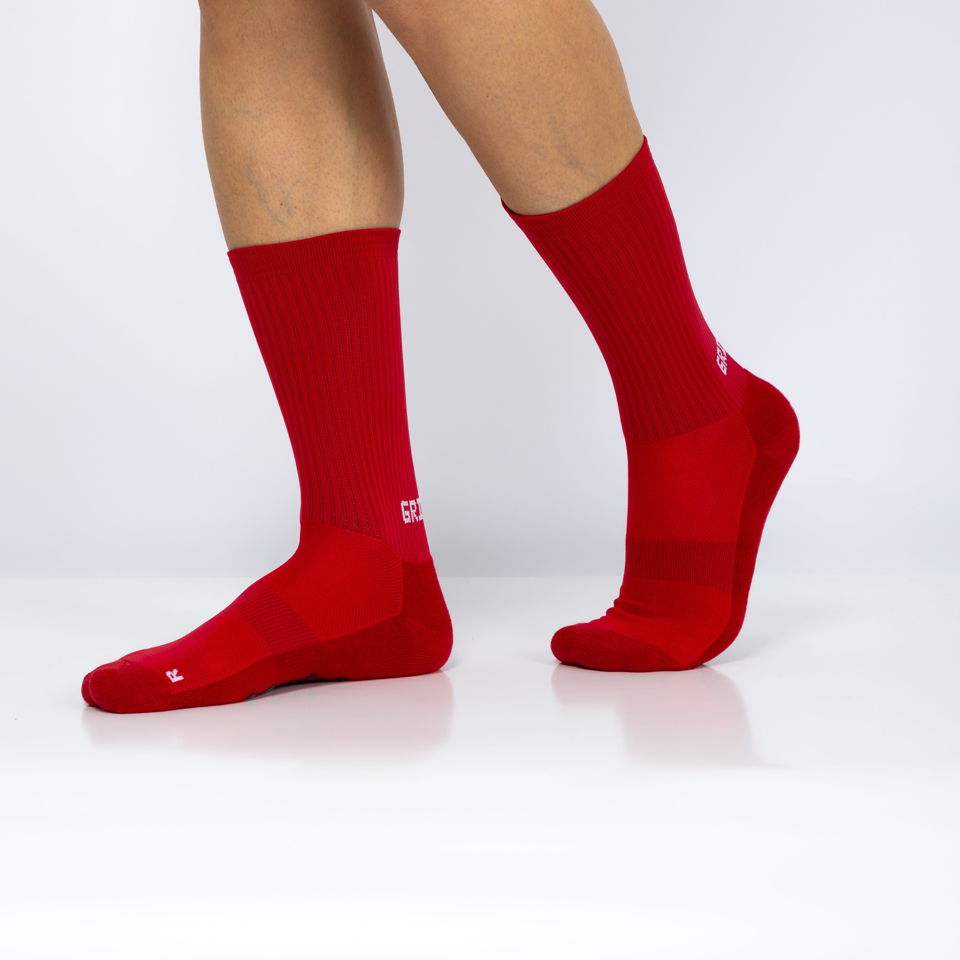Meias com antiderrapante (grip), na cor vermelha, para desporto como o futebol ou futsal..