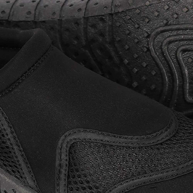 Calçado aquático, com sola antiderrapante, e ajuste no calcanhar. Ideal para usar na praia, piscina e rio.