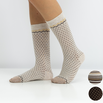 Meias clássicas com padrão, para mulher, em fibra de bambu, na cor castanha e bege. Meias frescas e suaves.