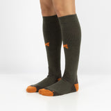 Meias de compressão, em lã merino, na cor verde e castanho, para caminhadas longas, como Fátima ou Santiago de Compostela.