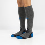 Meias de compressão, em lã merino, na cor cinza e azul, para caminhadas longas, como Fátima ou Santiago de Compostela.