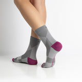 Meias de compressão de cano curto/médio para mulher, na cor rosa. Estas meias são indicadas para desporto, como corrida ou caminhada intensa, e ajudam no inchaço das pernas e pés, e na circulação do sangue.