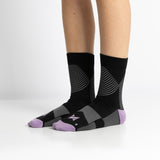 Meias de compressão de cano curto/médio para mulher, na cor rosa. Estas meias são indicadas para desporto, como corrida ou caminhada intensa, e ajudam no inchaço das pernas e pés, e na circulação do sangue.
