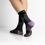 Meias de compressão de cano curto/médio para mulher, na cor rosa. Estas meias são indicadas para desporto, como corrida ou caminhada intensa, e ajudam no inchaço das pernas e pés, e na circulação do sangue.