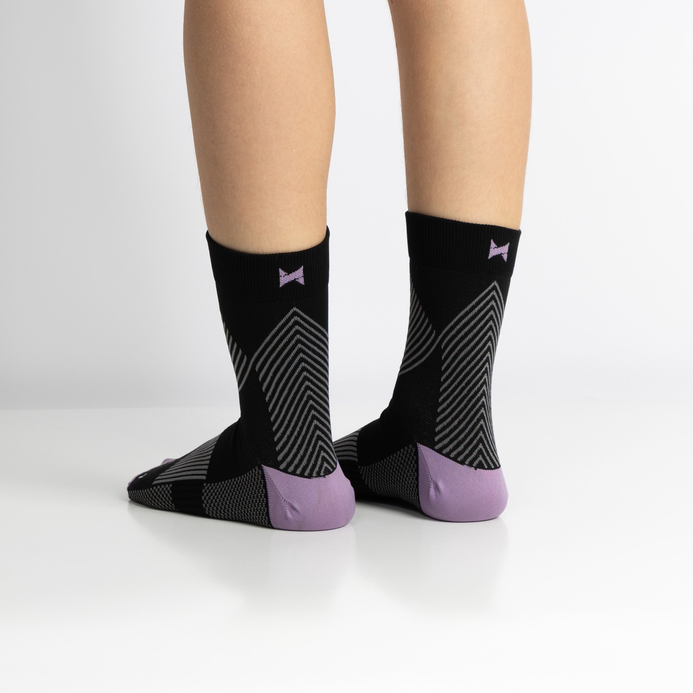 Meias de compressão de cano curto/médio para mulher, na cor rosa. Estas meias são indicadas para desporto, como corrida ou caminhada intensa, e ajudam no inchaço das pernas e pés, e na circulação do sangue.
