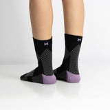 Meias de compressão de cano curto/médio para mulher, na cor rosa. Estas meias são indicadas para desporto, como corrida ou caminhada intensa, e ajudam no inchaço das pernas e pés, e na circulação do sangue.