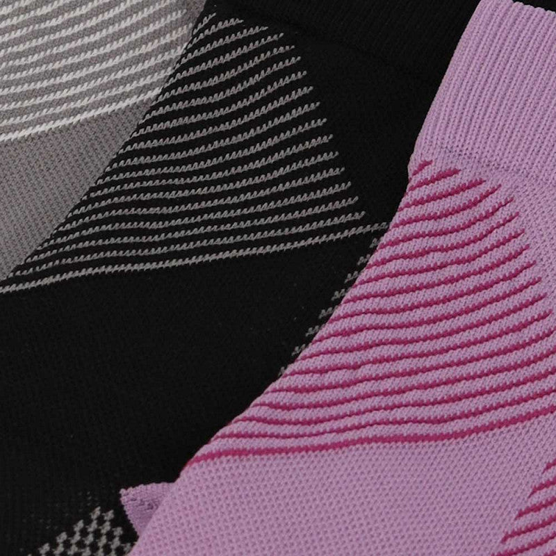 Meias de compressão de cano curto/médio para mulher, na cor rosa. Estas meias são indicadas para desporto, como corrida ou caminhada intensa, e ajudam no inchaço das pernas e pés, e na circulação do sangue.