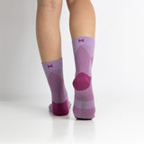 Meias de compressão de cano curto/médio para mulher, na cor rosa. Estas meias são indicadas para desporto, como corrida ou caminhada intensa, e ajudam no inchaço das pernas e pés, e na circulação do sangue.