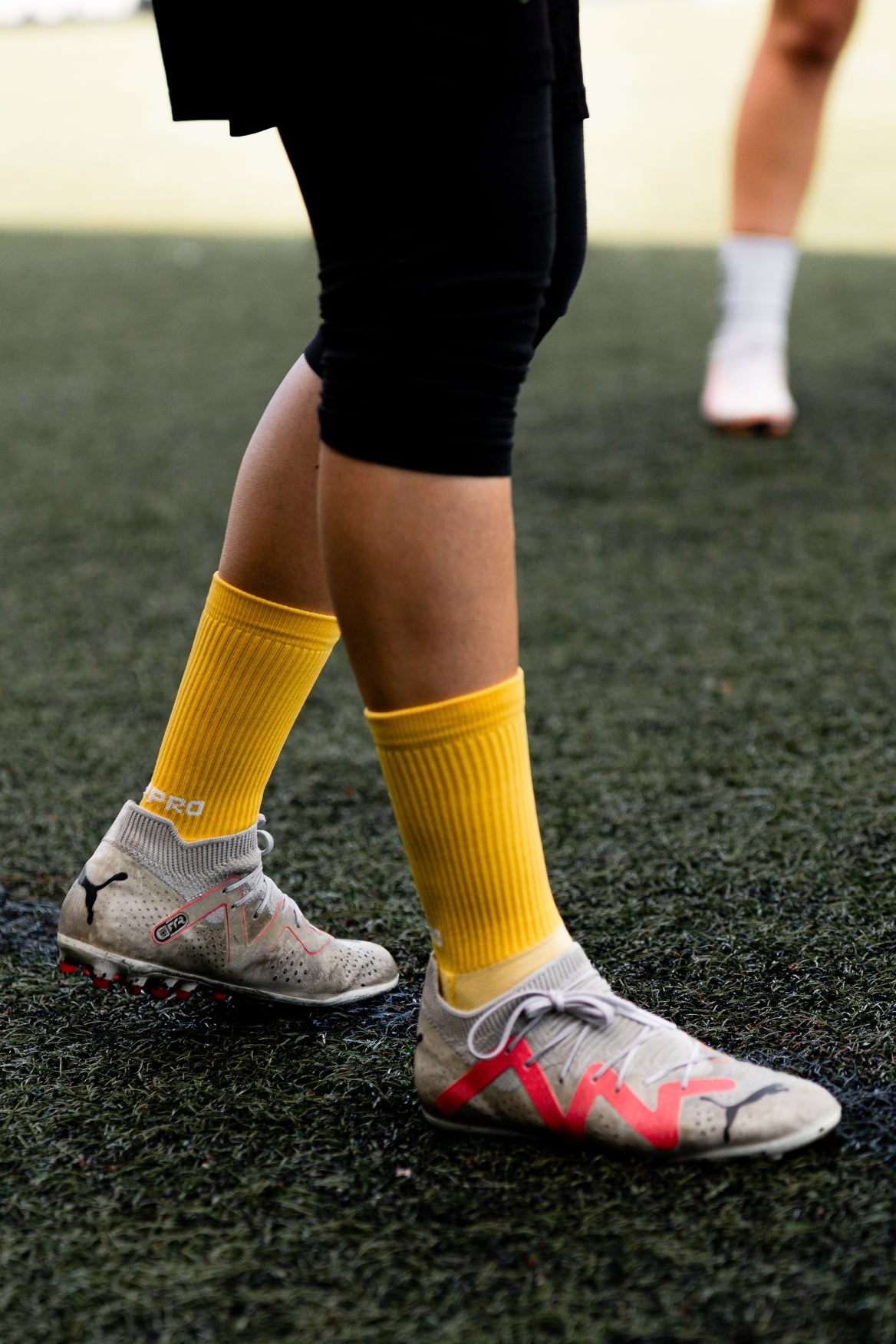 Meias com antiderrapante (grip), na cor amarelo, para desporto como o futebol ou futsal..