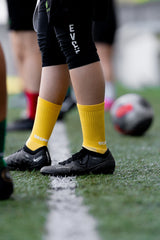 Meias com antiderrapante (grip), na cor amarelo, para desporto como o futebol ou futsal..