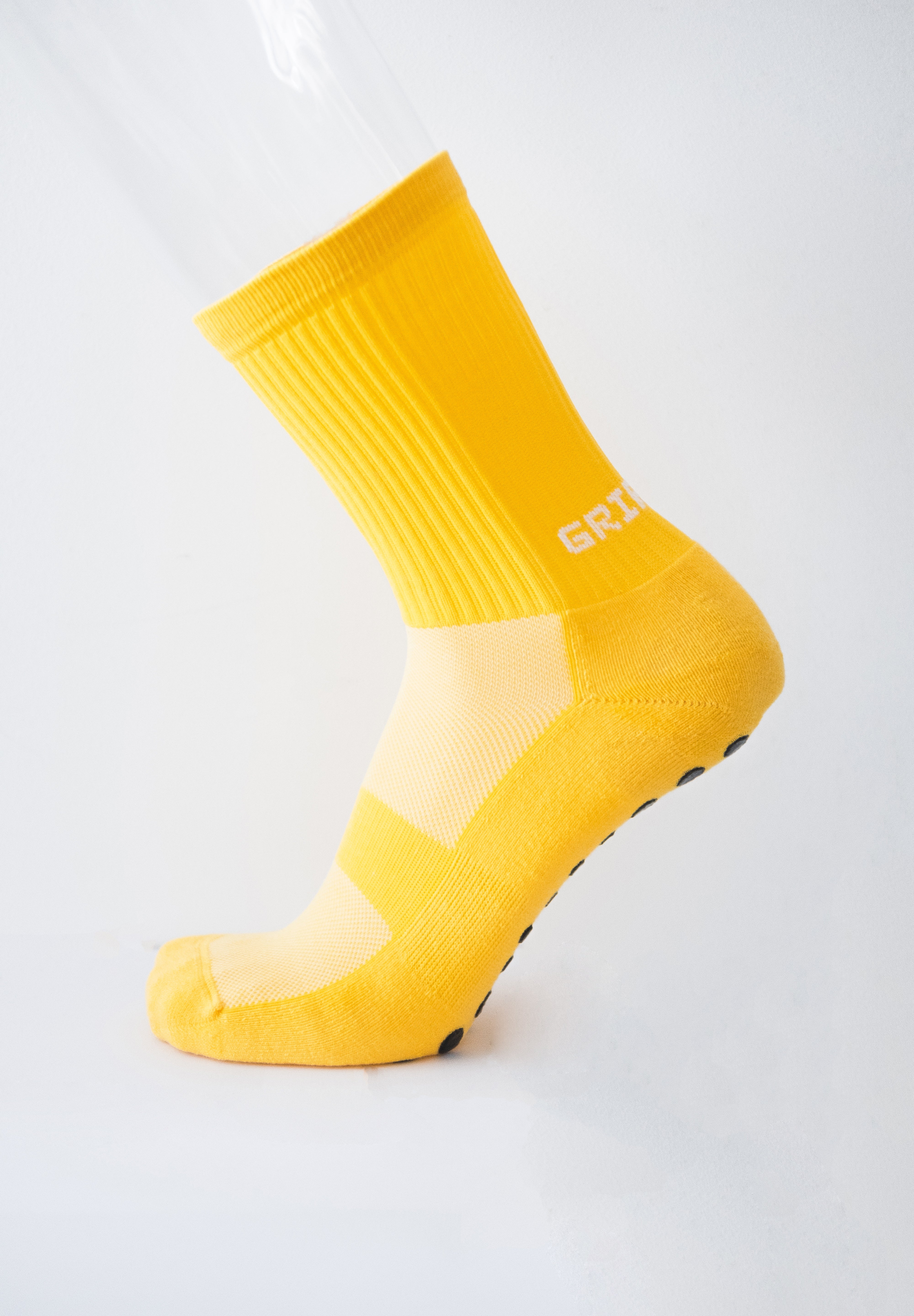 Meias com antiderrapante (grip), na cor amarelo, para desporto como o futebol ou futsal..