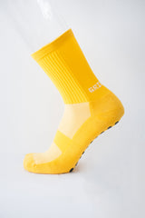 Meias com antiderrapante (grip), na cor amarelo, para desporto como o futebol ou futsal..