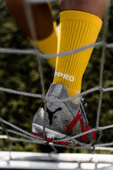 Meias com antiderrapante (grip), na cor amarelo, para desporto como o futebol ou futsal..