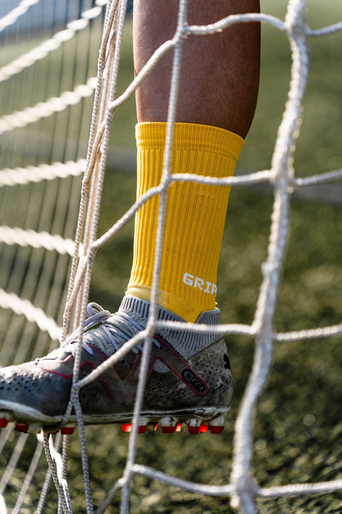 Meias com antiderrapante (grip), na cor amarelo, para desporto como o futebol ou futsal..