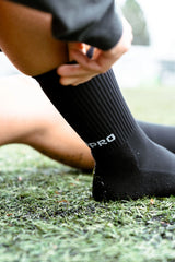 Meias com antiderrapante (grip), na cor  preta, para desporto como o futebol ou futsal..