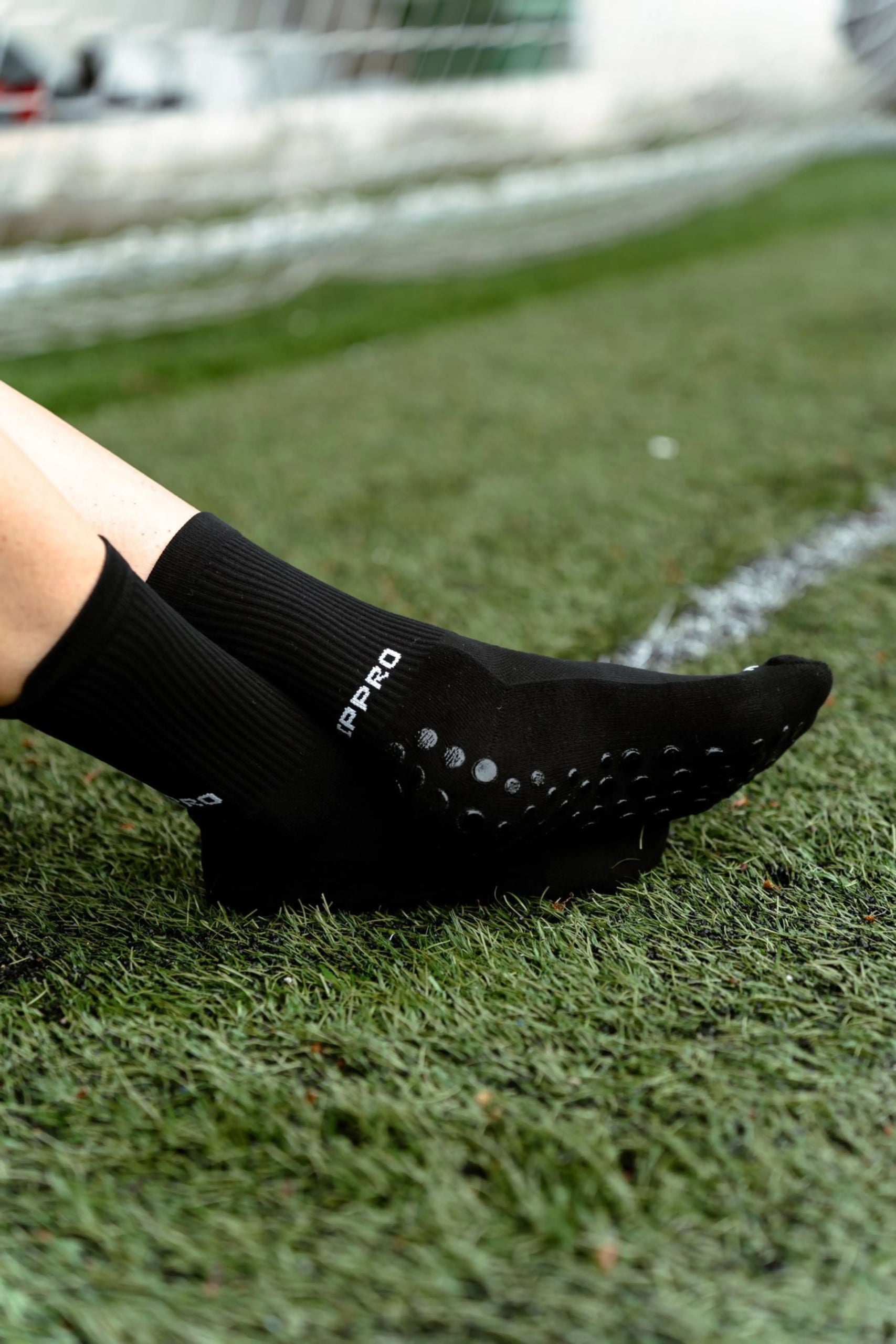 Meias com antiderrapante (grip), na cor preta, para desporto como o futebol ou futsal..