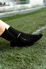 Meias com antiderrapante (grip), na cor preta, para desporto como o futebol ou futsal..
