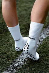 Meias com antiderrapante (grip), na cor branca, para desporto como o futebol ou futsal..