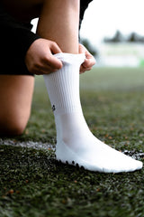 Meias com antiderrapante (grip), na cor branco, para desporto como o futebol ou futsal..