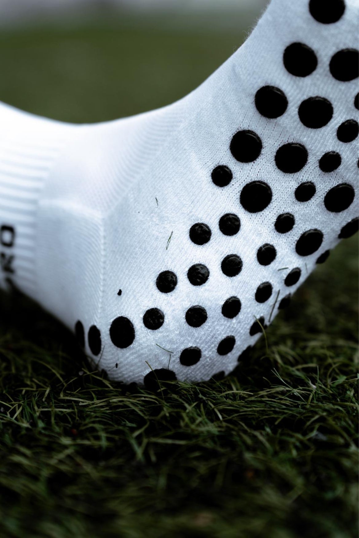 Meias com antiderrapante (grip), na cor branco, para desporto como o futebol ou futsal..