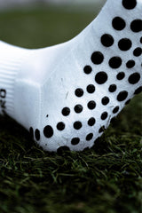 Meias com antiderrapante (grip), na cor branco, para desporto como o futebol ou futsal..