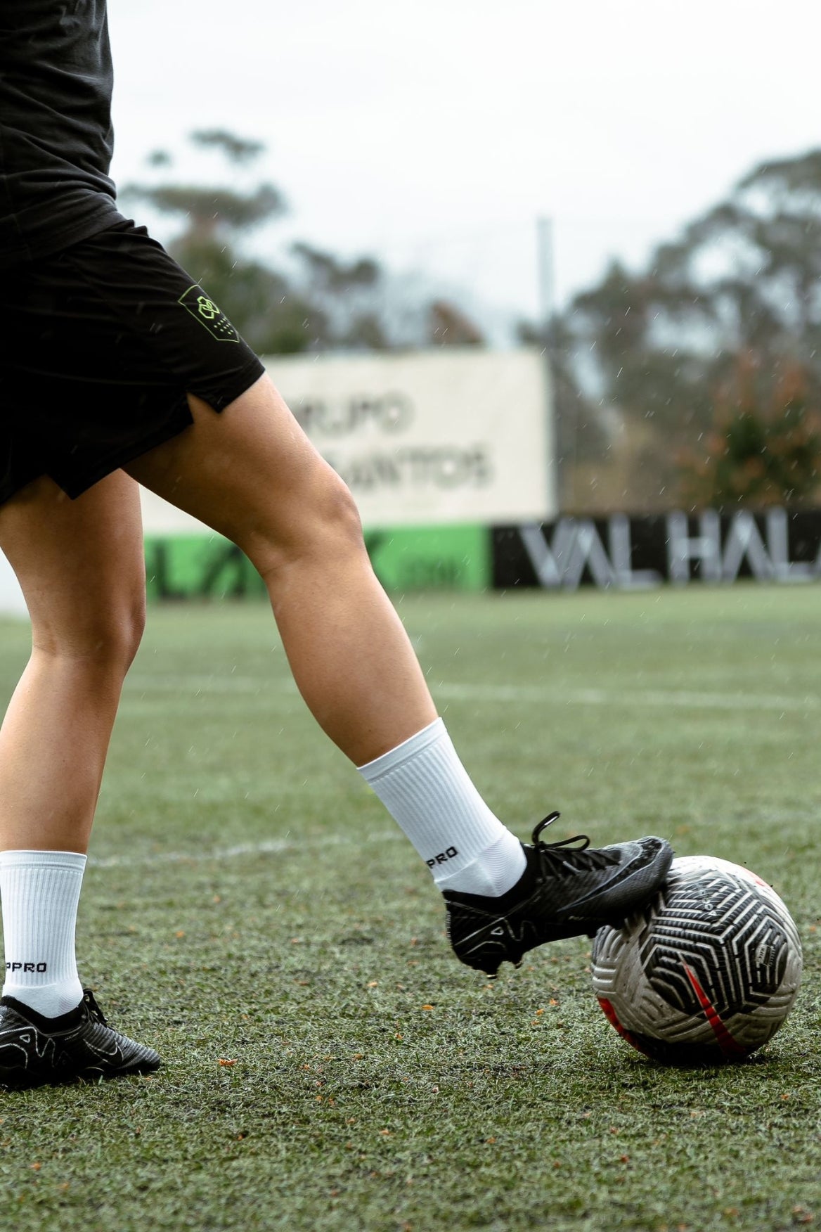 Meias com antiderrapante (grip), na cor branco, para desporto como o futebol ou futsal..