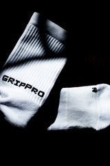 Meias com antiderrapante (grip), na cor branca, para desporto como o futebol ou futsal..