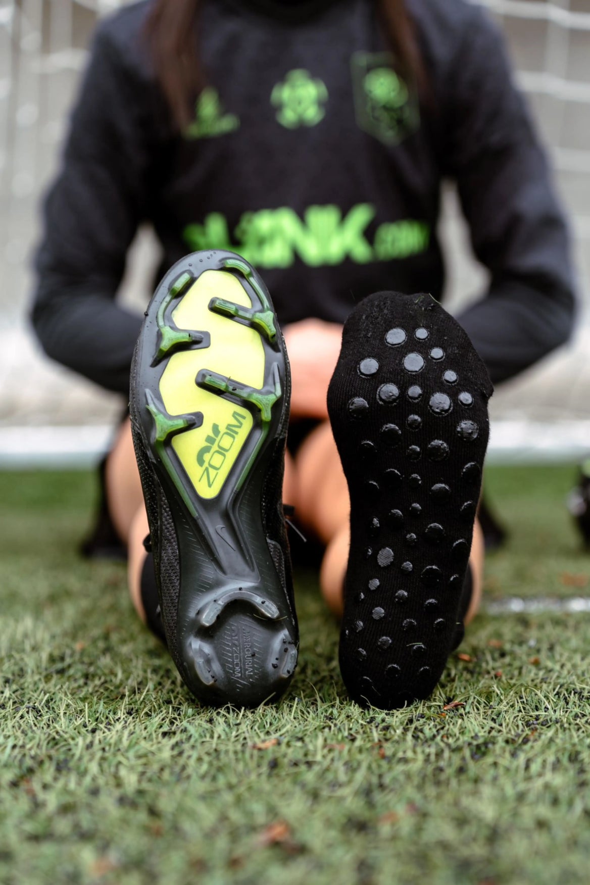 Meias com antiderrapante (grip), na cor preto, para desporto como o futebol ou futsal..