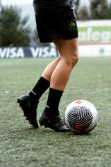 Meias com antiderrapante (grip), na cor preta, para desporto como o futebol ou futsal..