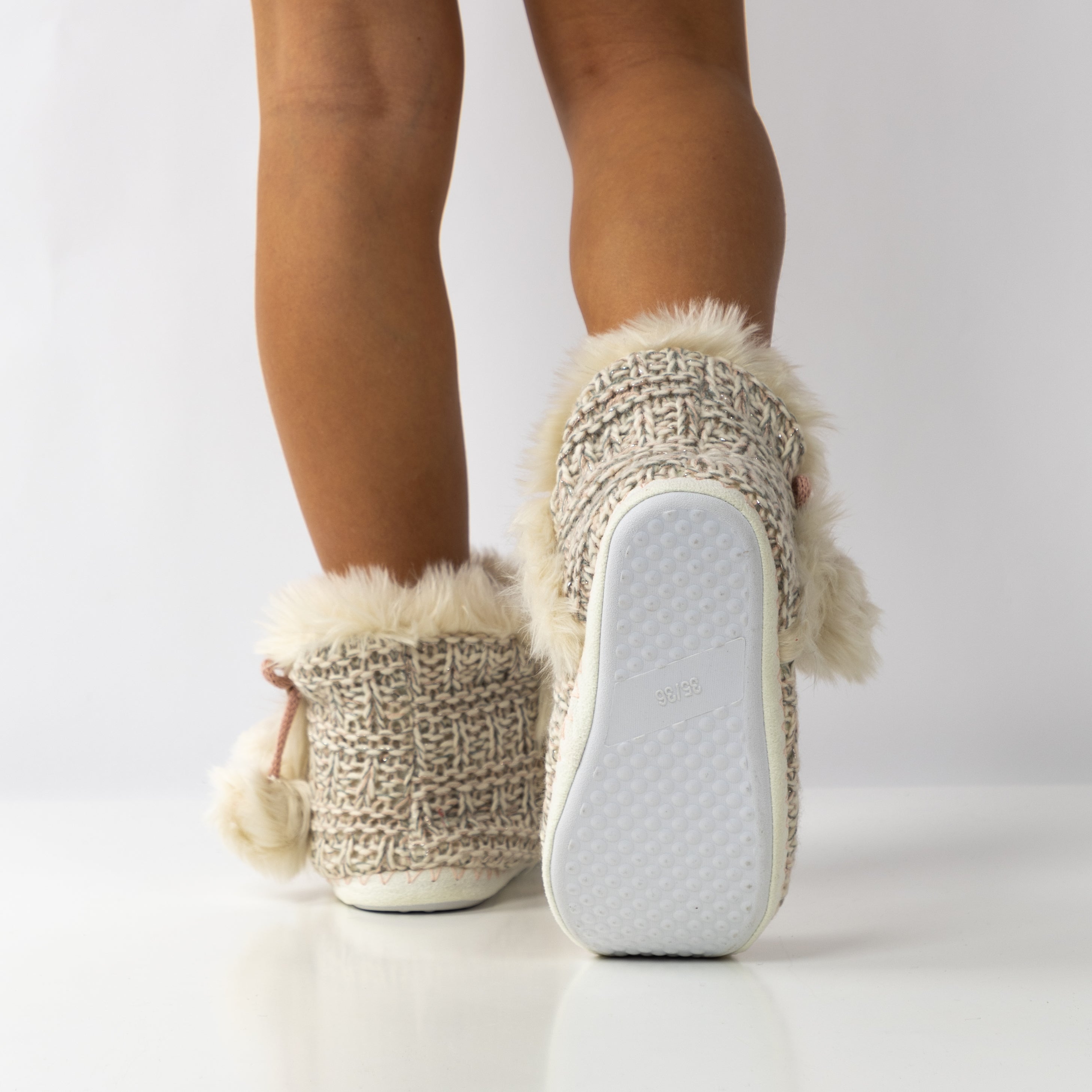 Pantufla con suela de goma y pelo interior beige