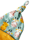 Um conjunto completo para bebés recém-nascidos, com itens suaves e seguros que tornam cada momento especial. Incluí Meias de algodão, um gorro macio, uma babete e uma nana/mantinha para dormir.