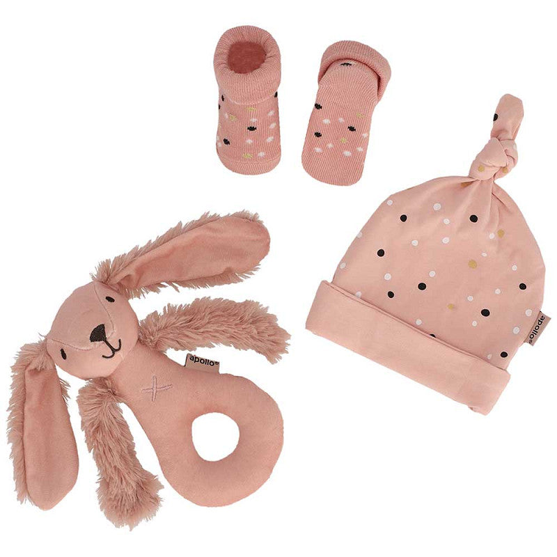 Um conjunto completo para bebés recém-nascidos, com itens suaves e seguros que tornam cada momento especial. Incluí Meias de algodão, um gorro macio, e um brinquedo.