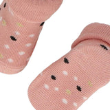 Um conjunto completo para bebés recém-nascidos, com itens suaves e seguros que tornam cada momento especial. Incluí Meias de algodão, um gorro macio, e um brinquedo.