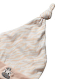 Um conjunto completo para bebés recém-nascidos, com itens suaves e seguros que tornam cada momento especial. Incluí Meias de algodão, um gorro macio, uma babete e uma nana/mantinha para dormir.