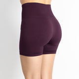 Calções curtos e justos, para mulher, na cor bordô. Este calções são de desporto, têm um ajuste perfeito ao corpo e são opacos.