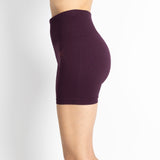 Calções curtos e justos, para mulher, na cor bordô. Este calções são de desporto, têm um ajuste perfeito ao corpo e são opacos.