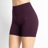 Calções curtos e justos, para mulher, na cor bordô. Este calções são de desporto, têm um ajuste perfeito ao corpo e são opacos.