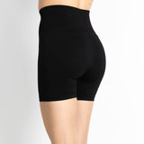 Calções curtos e justos, para mulher, na cor preta. Este calções são de desporto, têm um ajuste perfeito ao corpo e são opacos.