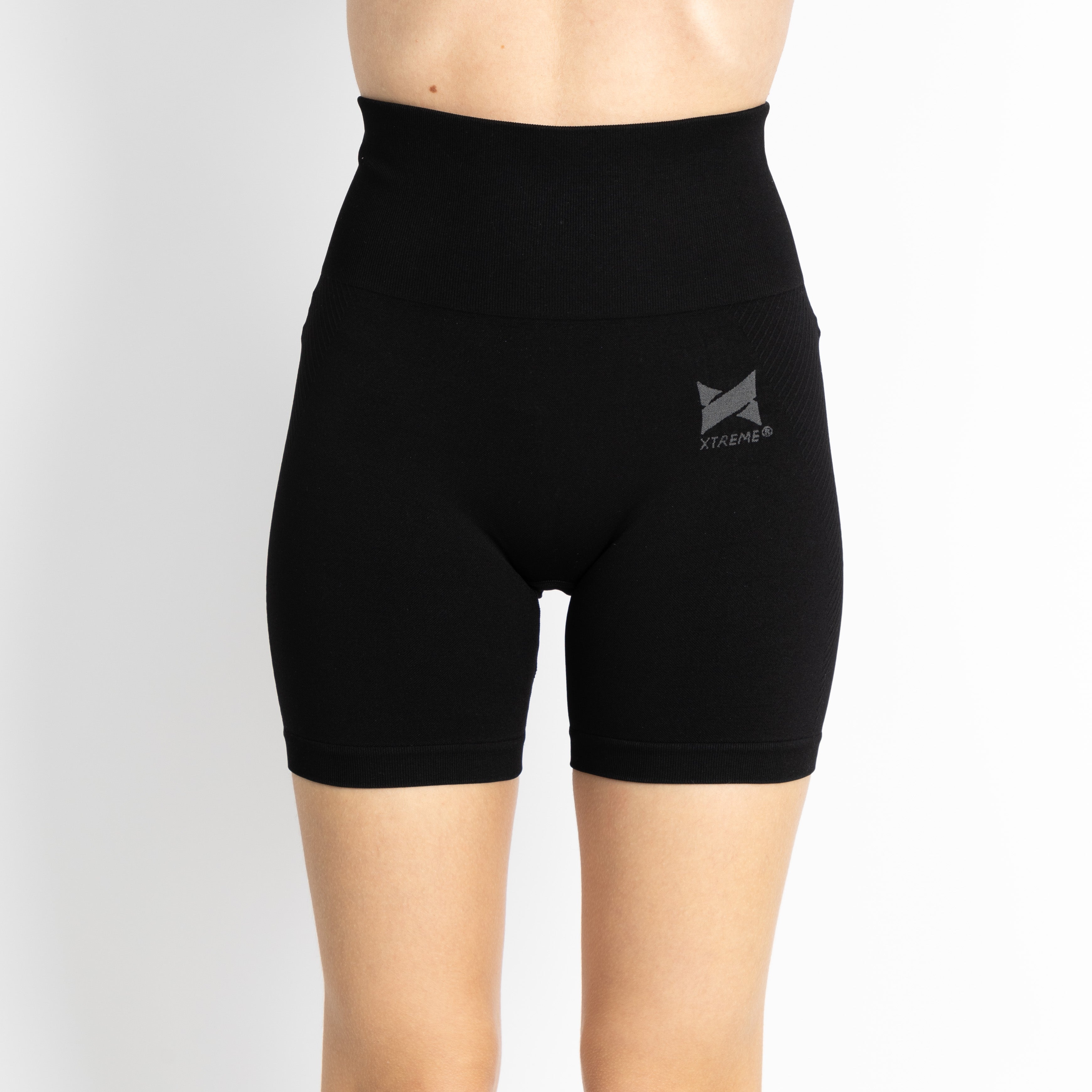 Calções curtos e justos, para mulher, na cor preta. Este calções são de desporto, têm um ajuste perfeito ao corpo e são opacos.