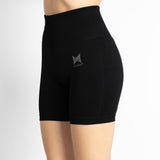 Calções curtos e justos, para mulher, na cor preta. Este calções são de desporto, têm um ajuste perfeito ao corpo e são opacos.