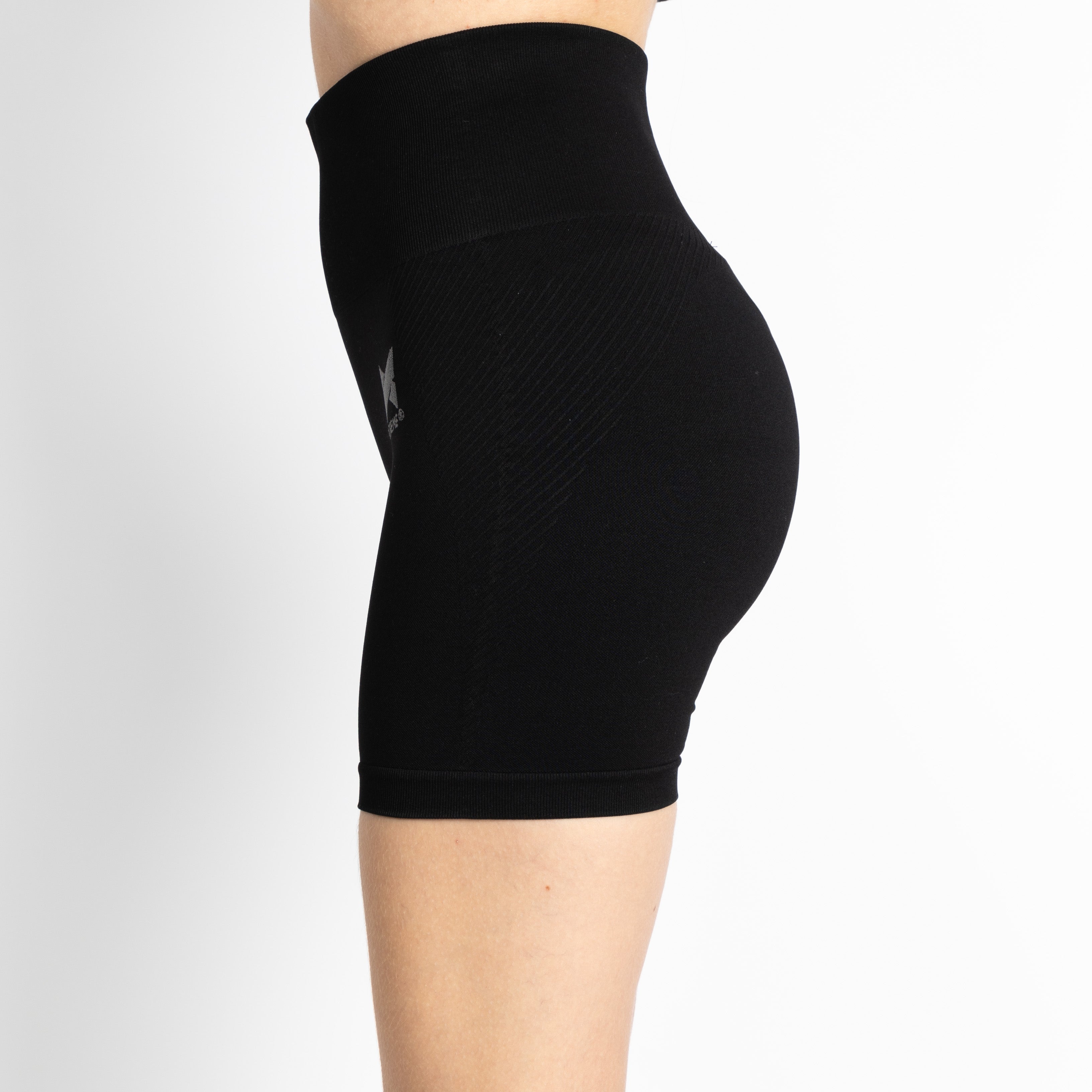 Calções curtos e justos, para mulher, na cor preta. Este calções são de desporto, têm um ajuste perfeito ao corpo e são opacos.