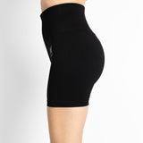 Calções curtos e justos, para mulher, na cor preta. Este calções são de desporto, têm um ajuste perfeito ao corpo e são opacos.