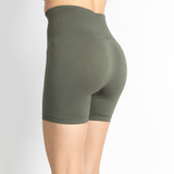 Calções curtos e justos, para mulher, na cor verde. Este calções são de desporto, têm um ajuste perfeito ao corpo e são opacos.
