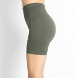 Calções curtos e justos, para mulher, na cor verde. Este calções são de desporto, têm um ajuste perfeito ao corpo e são opacos.